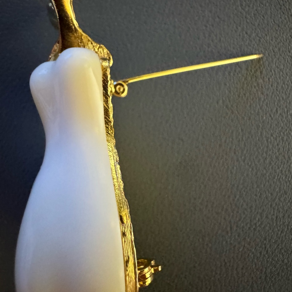 Vintage Cream Pear Les Bernard Brooch Pin - Picture 7 of 7